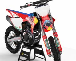 Kit gráfico GasGas Factory 2024 para motocross – adesivos personalizados de alta qualidade da Renova Grafix, com cores vibrantes, resistência profissional e encaixe perfeito nas carenagens. Visual exclusivo para quem busca desempenho e estilo nas pistas e trilhas.
