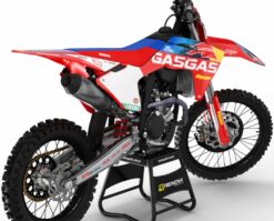 Kit gráfico GasGas Factory 2024 para motocross – adesivos personalizados de alta qualidade da Renova Grafix, com cores vibrantes, resistência profissional e encaixe perfeito nas carenagens. Visual exclusivo para quem busca desempenho e estilo nas pistas e trilhas.