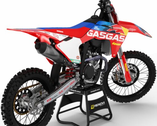 Kit gráfico GasGas Factory 2024 para motocross – adesivos personalizados de alta qualidade da Renova Grafix, com cores vibrantes, resistência profissional e encaixe perfeito nas carenagens. Visual exclusivo para quem busca desempenho e estilo nas pistas e trilhas.
