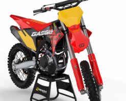 Kit gráfico GasGas EC 300 EnduroGP 2025 – design exclusivo da Renova Grafix com cores vibrantes, acabamento premium e resistência máxima para trilha e enduro. Adesivos personalizados de alta qualidade que elevam o visual da moto para um nível profissional.