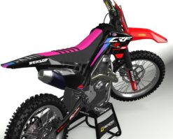 Moto Honda CRF 250F com kit gráfico personalizado Renova Grafix – Ref. H682, estilo moderno em preto, vermelho e detalhes neon, adaptável a diferentes modelos, perfeita para motocross e trilha.