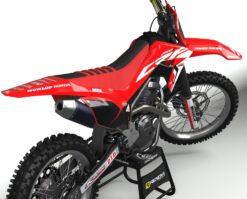 Moto Honda CRF 250F com kit gráfico personalizado Renova Grafix – Ref. H350, visual tradicional em vermelho com detalhes brancos e pretos, adaptável a diferentes modelos, ideal para motocross e trilha.