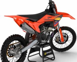Moto KTM 450 SX-F 2026 réplica equipada com kit gráfico laranja, preto e detalhes em amarelo, design moderno da Renova Grafix.