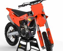 Moto KTM 450 SX-F 2026 réplica equipada com kit gráfico laranja, preto e detalhes em amarelo, design moderno da Renova Grafix.